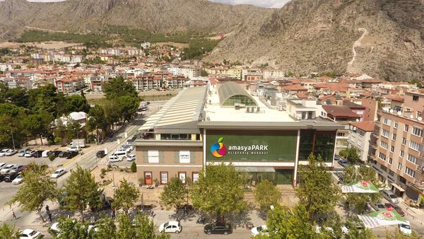 Amasyapark Alışveriş Merkezi'ne yukarıdan bakış; giriş cephesi, tabela ve çevre yolları