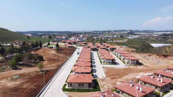 TOKİ Antalya Manavgat'ta kiremit çatılı konut sıralarına havadan bakış
