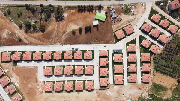 Manavgat konut yerleşiminin havadan görünümü; blok dizilimi ve oyun alanı