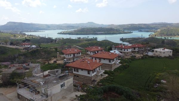 Manavgat'ta konutlar ve arkada baraj gölü manzarası