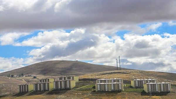 TOKİ Bayburt konut blokları, arkada Bayburt'un çıplak tepeleri