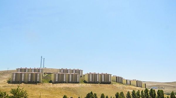 Bayburt'ta yamaca dizilmiş konut bloklarının genel görünümü