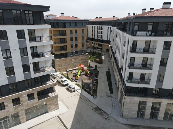 Avlu ve çocuk oyun alanı, hava görünümü