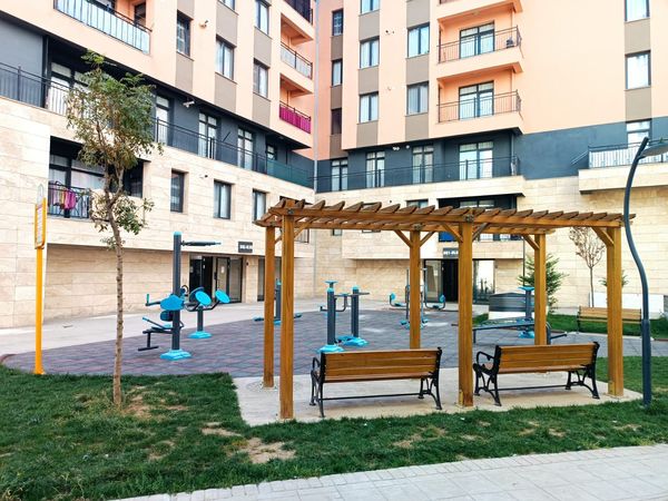 Pergola ve açık spor alanı