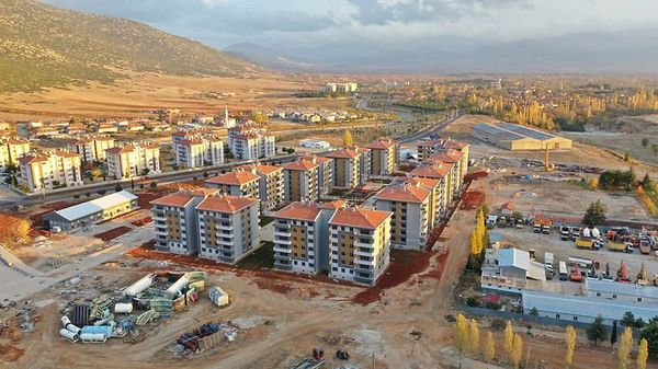 Konut blokları ve ova manzarası