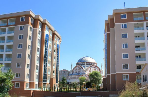 Cami ve çocuk oyun alanı