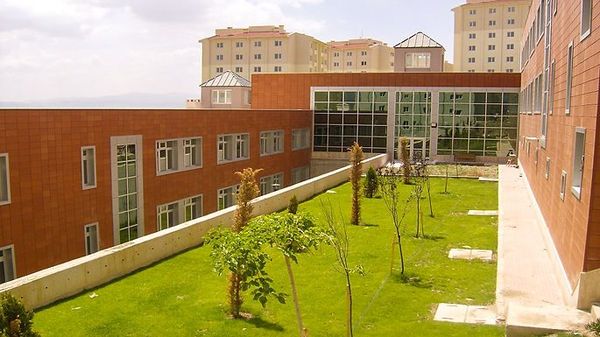 Eğitim yapısı ve avlu