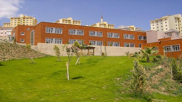 Eğitim yapısı ve cami minaresi