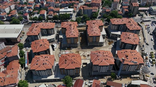 Kırma çatılı konut blokları — yakın görünüm