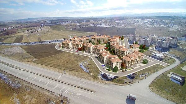 Yerleşimin çevresiyle havadan görünümü