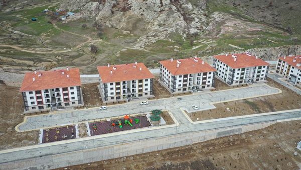 Konut blokları, oyun alanı ve çevre düzenlemesi