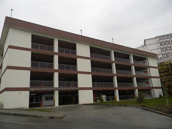 Katlı otopark yapısının dış görünümü