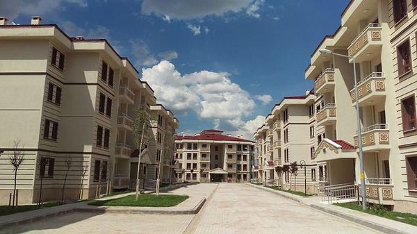 Bloklar arası yaya aksı ve yerleşim