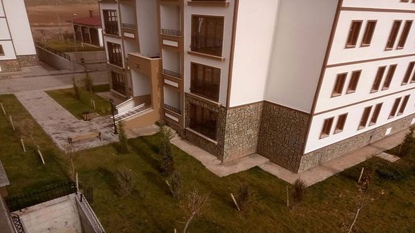 Doğal taş kaplamalı bloklar ve peyzaj
