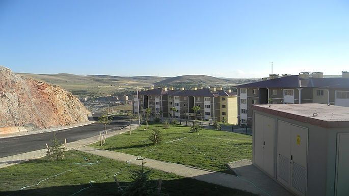 Bayburt konut yerleşimi; bloklar, yürüyüş yolları ve arkada kayalık yamaç
