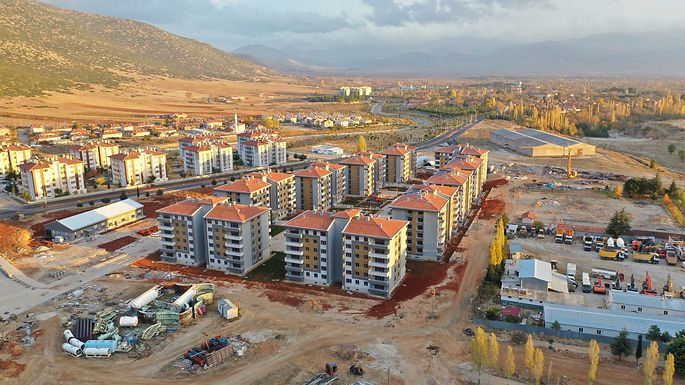 Konut blokları ve ova manzarası