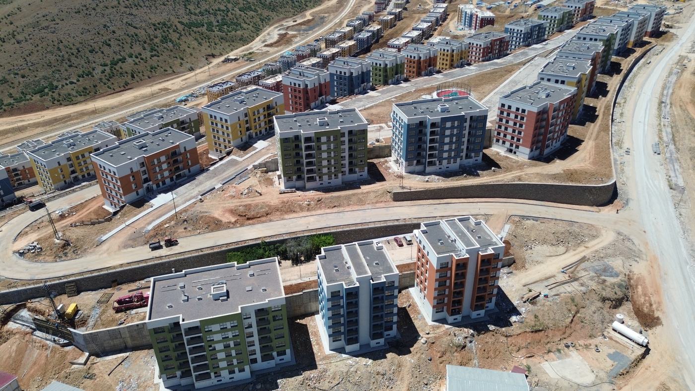 Renkli cepheli konut blokları ve yerleşim