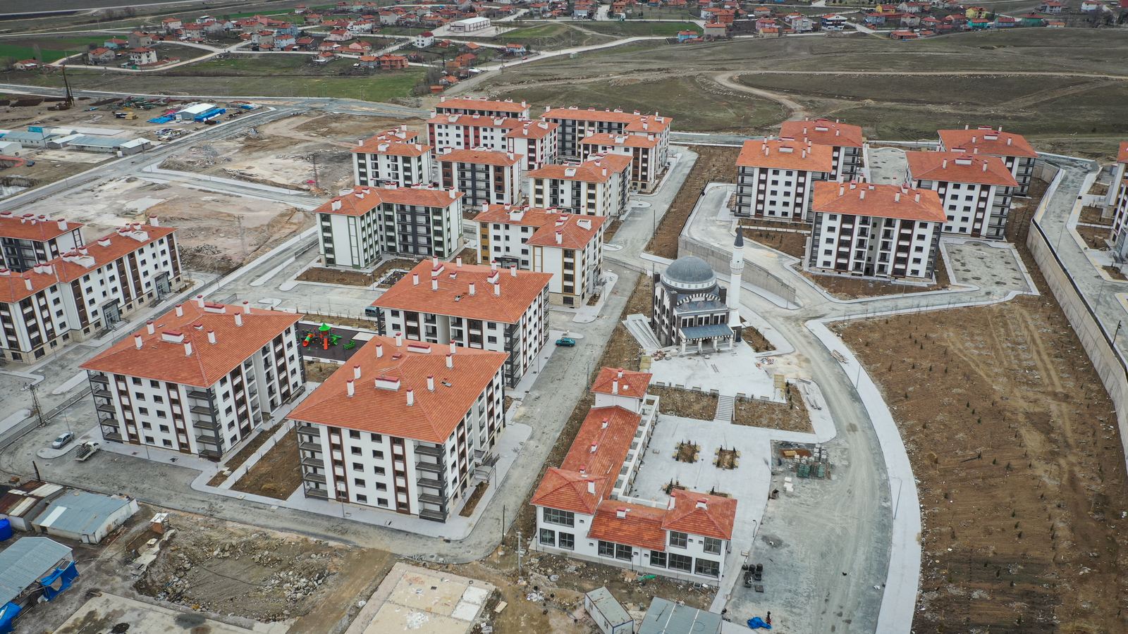 Kütahya Tavşanlı Moymul 1. Etap konut, cami ve ticaret merkezi — havadan görünüm